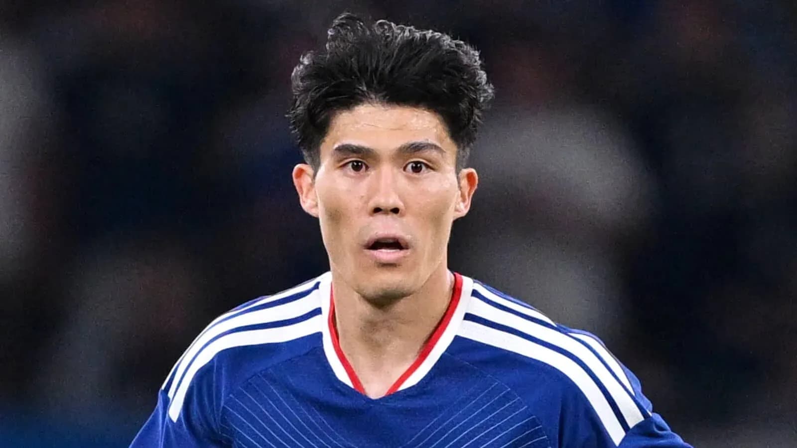 Futbolchi maydonda harakatda, Japan formasi kiygan Futbolchi maydonda harakatda, Japan formasi kiygan