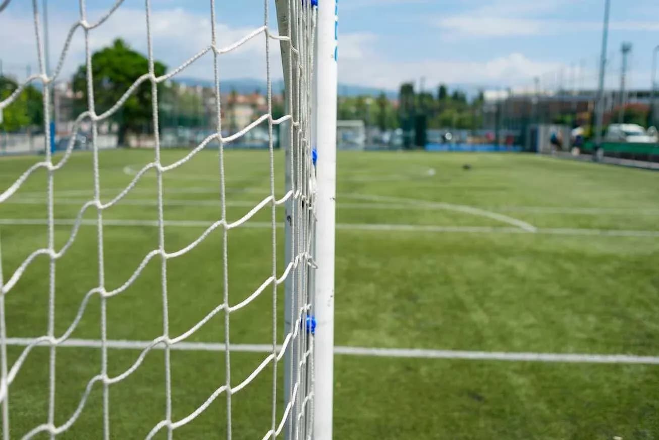 Futbol darvozasining tarmog'i va maydon Futbol darvozasining tarmog'i va maydon