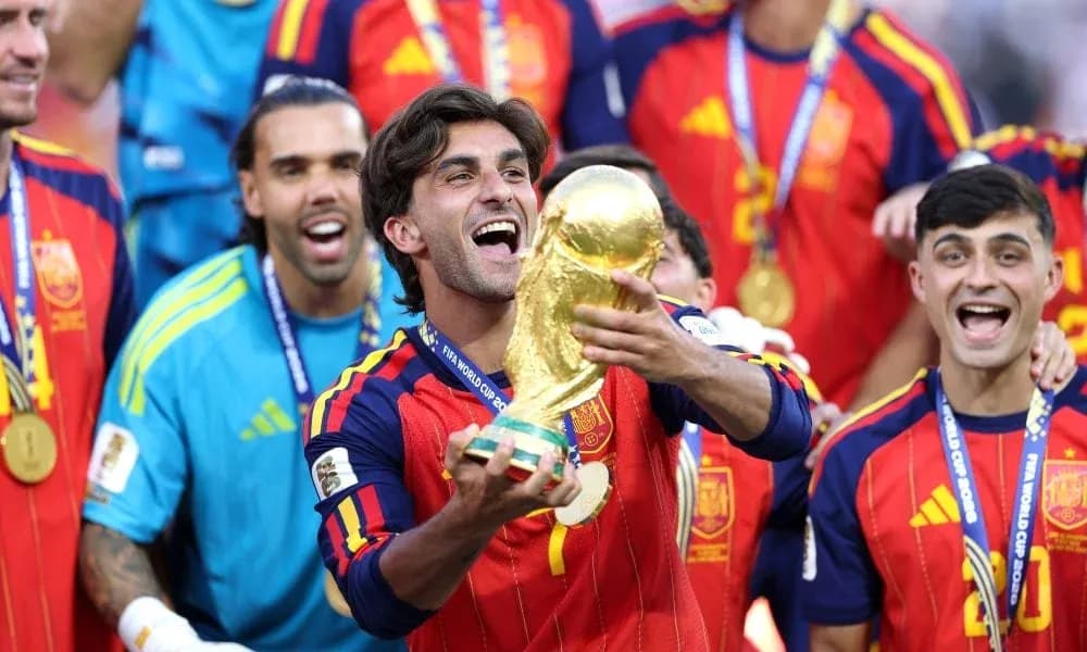 Futbolchilar jamoasi bilan Jahon kubogini nishonlayapti Futbolchilar jamoasi bilan Jahon kubogini nishonlayapti