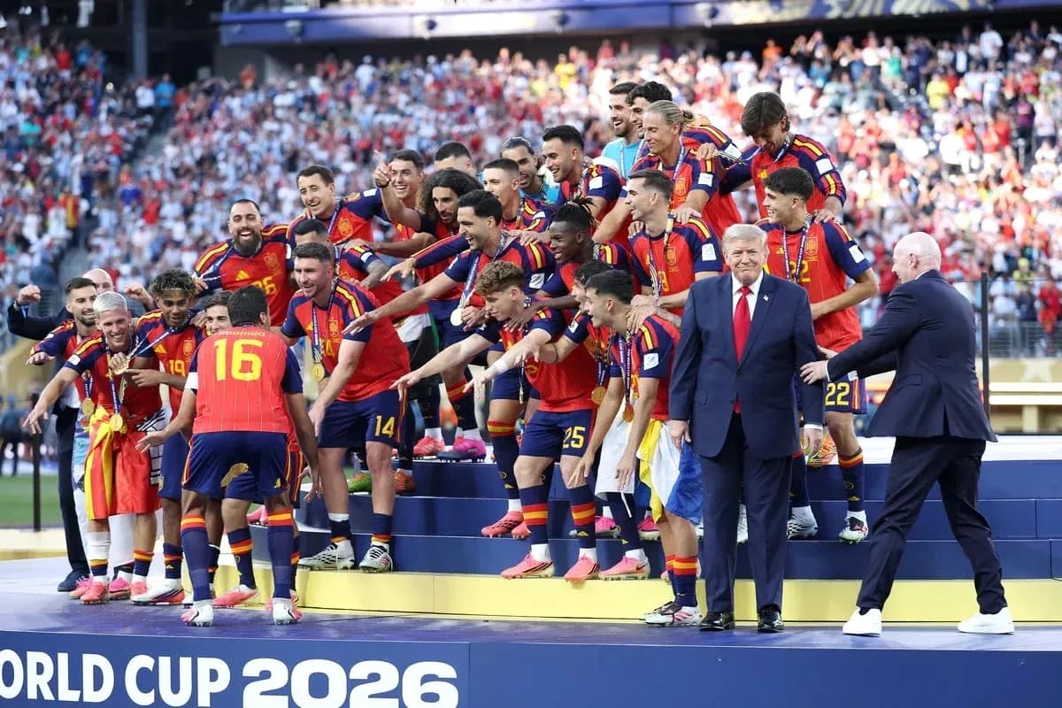 Ispaniya futbol jamoasi kubok bilan sahnada turibdi Ispaniya futbol jamoasi kubok bilan sahnada turibdi