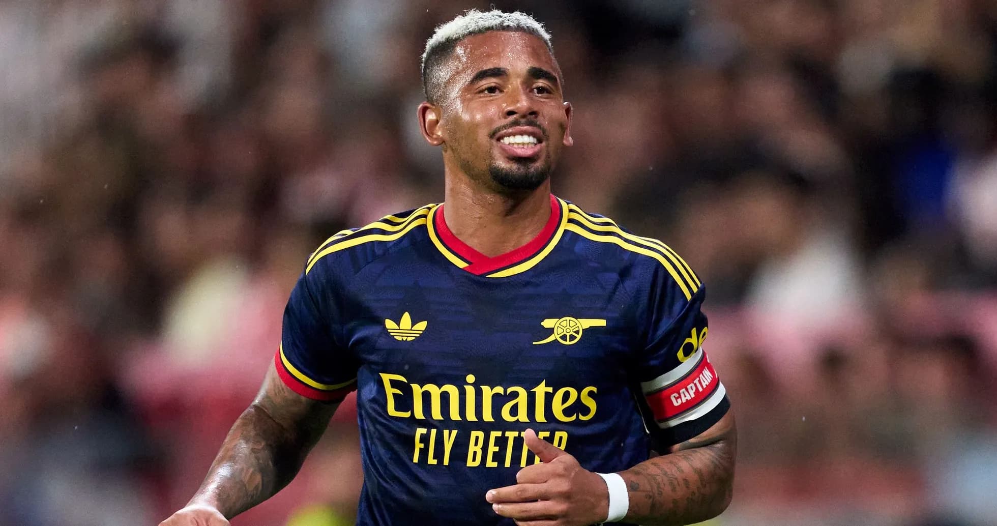 Futbolchi maydonda Arsenal formasida harakatda Futbolchi maydonda Arsenal formasida harakatda