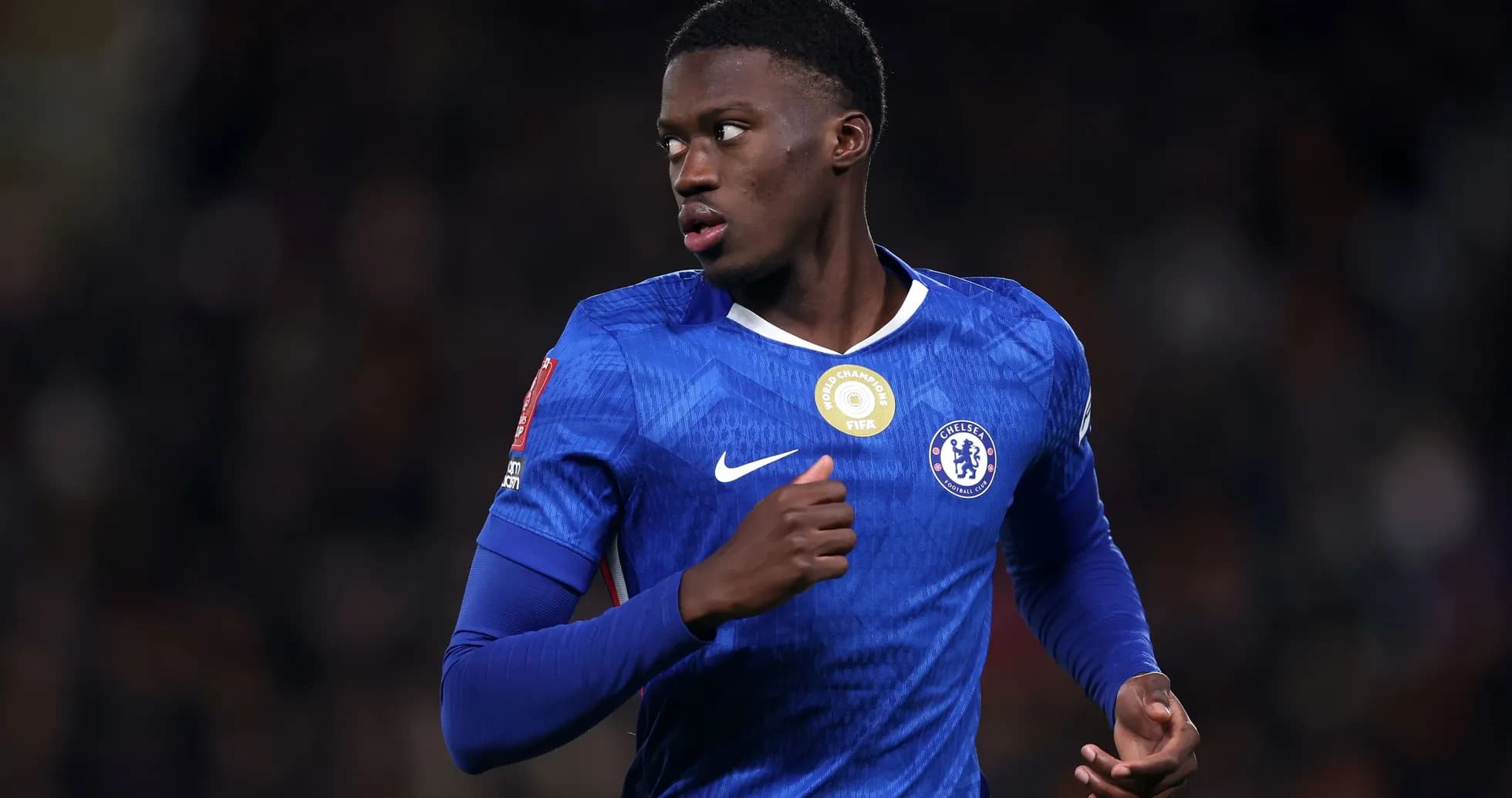 Futbolchi Chelsea formasi bilan maydonda harakatda Futbolchi Chelsea formasi bilan maydonda harakatda