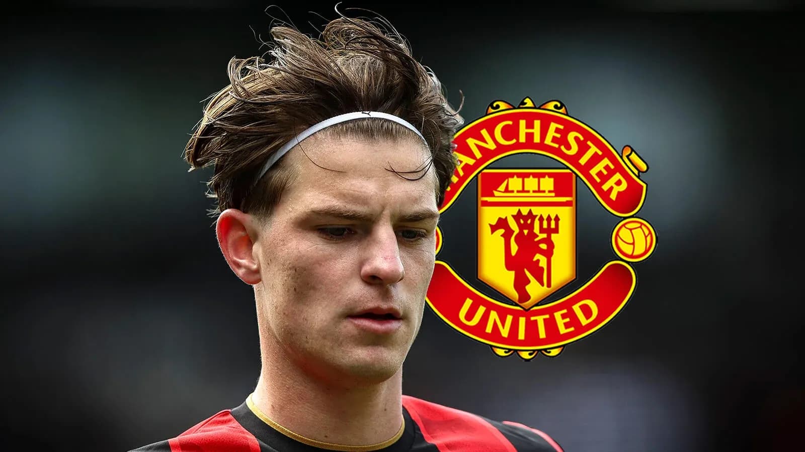 Futbolchi Manchester United logosi orqa fondida Futbolchi Manchester United logosi orqa fondida