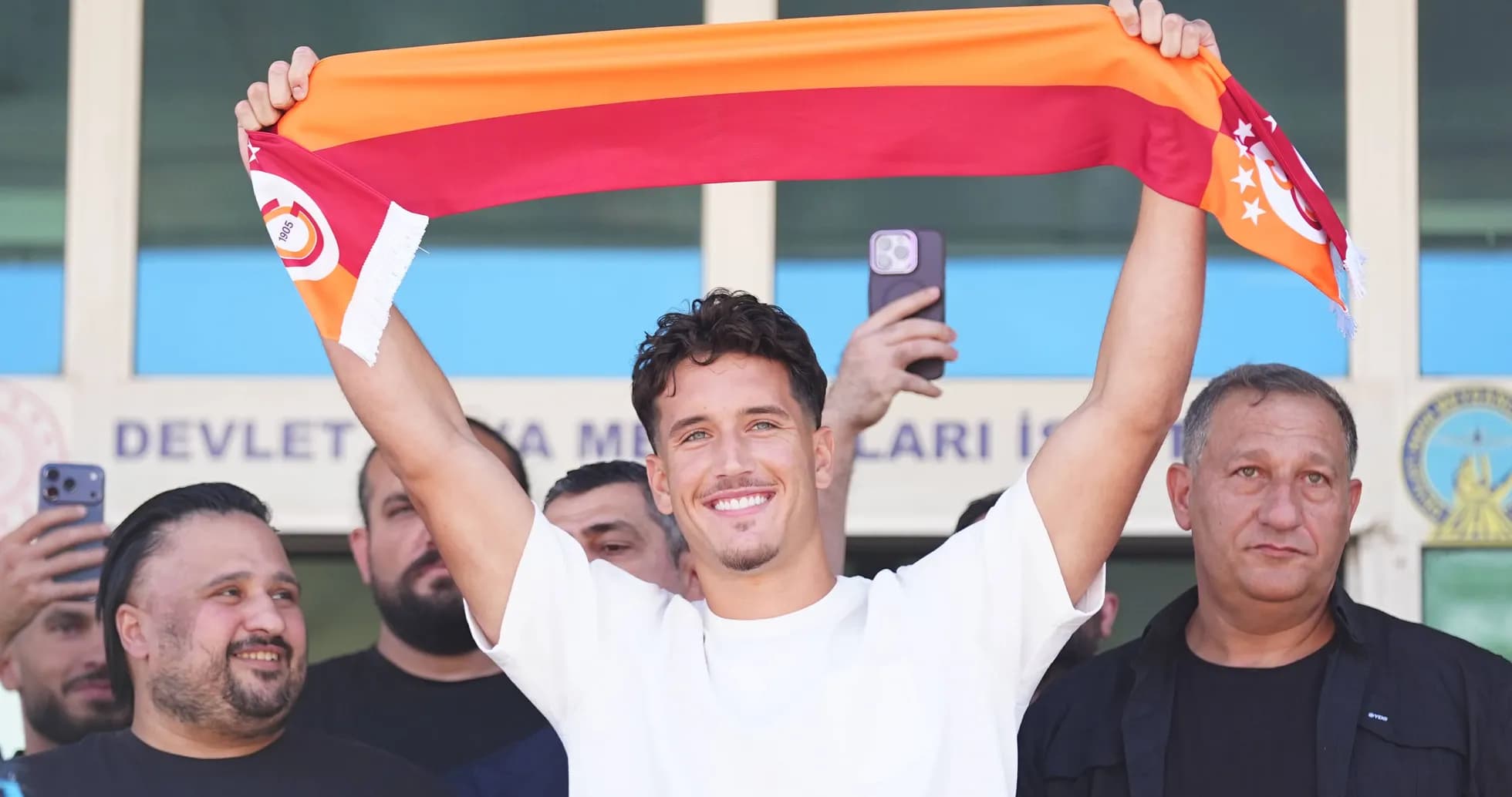Futbolchi Galatasaray sharfini ko'tarib turibdi Futbolchi Galatasaray sharfini ko'tarib turibdi