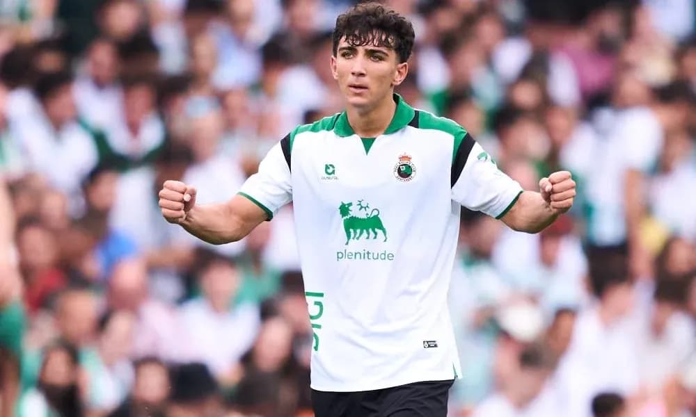 Futbolchi maydonda qo'lini ko'tarib turibdi Futbolchi maydonda qo'lini ko'tarib turibdi