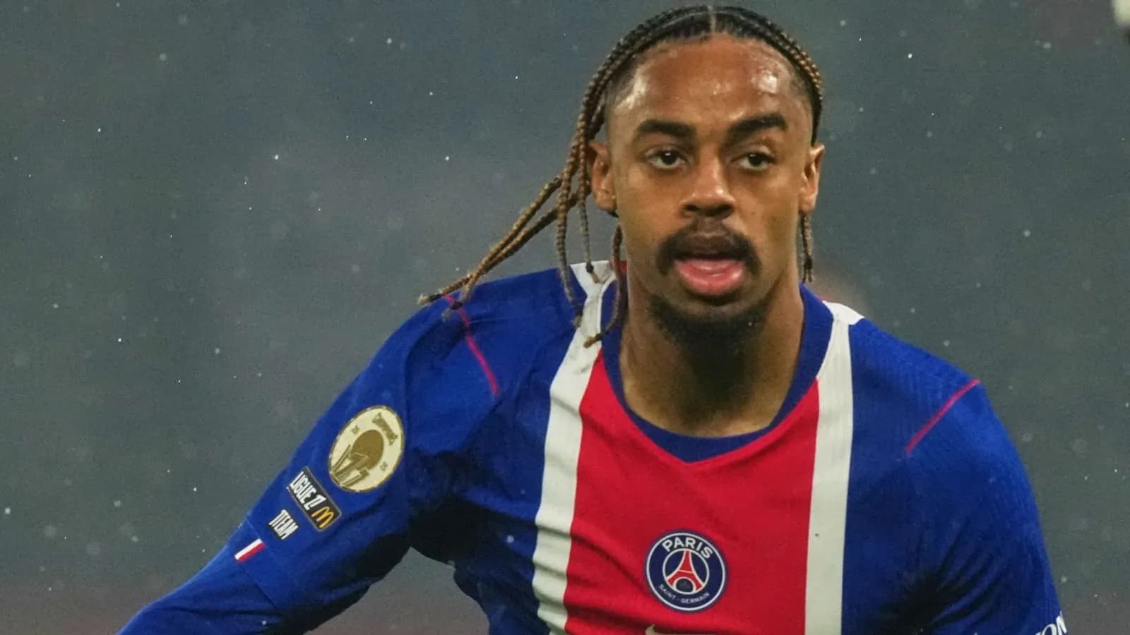 Futbolchi PSG formasida harakatda Futbolchi PSG formasida harakatda