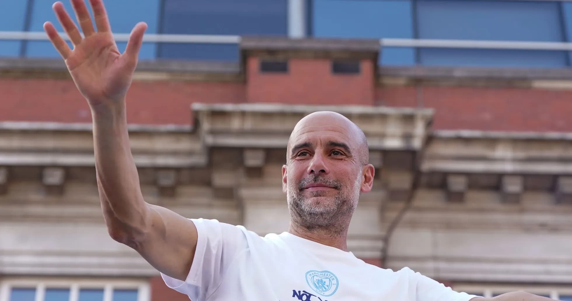 Men Manchester City futbol jamoasi bilan salomlashmoqda Men Manchester City futbol jamoasi bilan salomlashmoqda