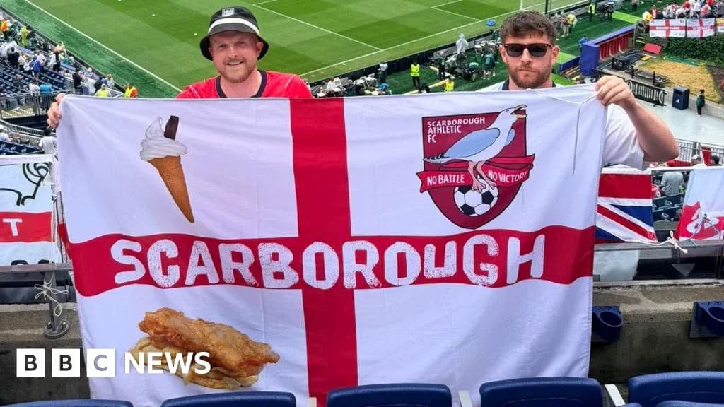 Ikkita muxlis Scarborough bayrog'ini ushlab turibdi Ikkita muxlis Scarborough bayrog'ini ushlab turibdi