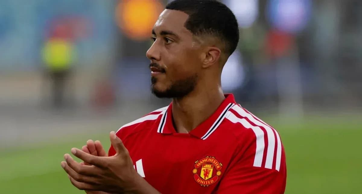 Futbolchi Manchester United formasida qo'lini qarsillatmoqda Futbolchi Manchester United formasida qo'lini qarsillatmoqda