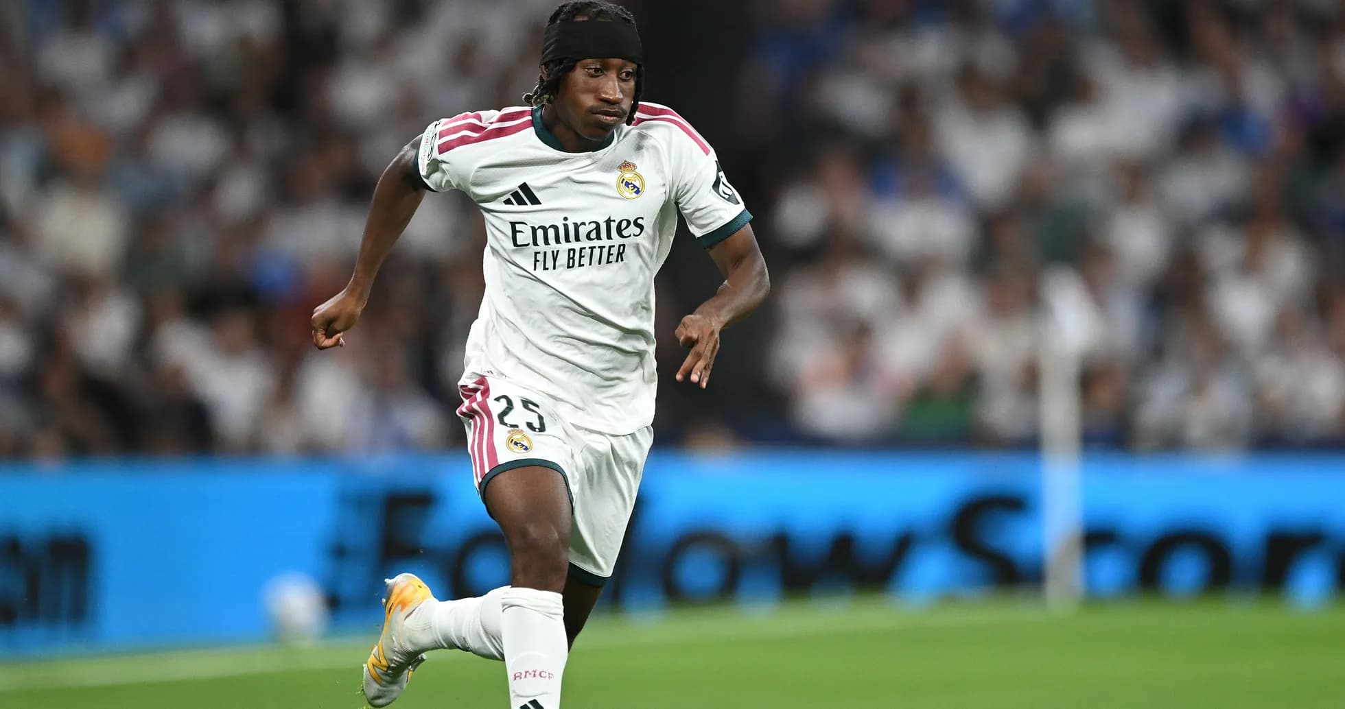 Futbolchi Real Madrid formasida maydonda yugurmoqda Futbolchi Real Madrid formasida maydonda yugurmoqda