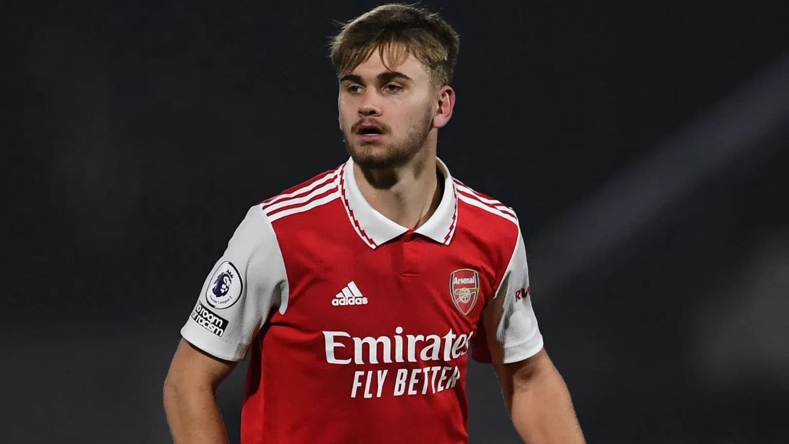 O'yinchi Arsenal futbol formasida maydonda O'yinchi Arsenal futbol formasida maydonda