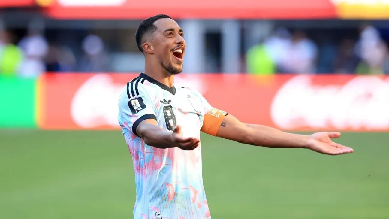 Futbolchi maydonida g'alaba qozonganidan xursand Futbolchi maydonida g'alaba qozonganidan xursand