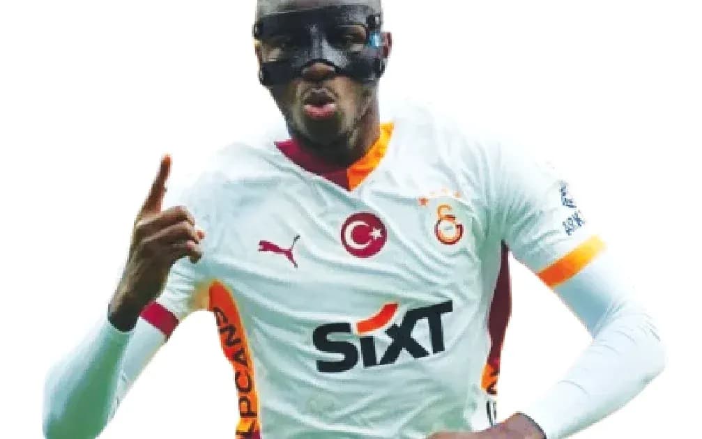 Futbolchi gol urishdan keyin qo'lini ko'tarib turibdi Futbolchi gol urishdan keyin qo'lini ko'tarib turibdi