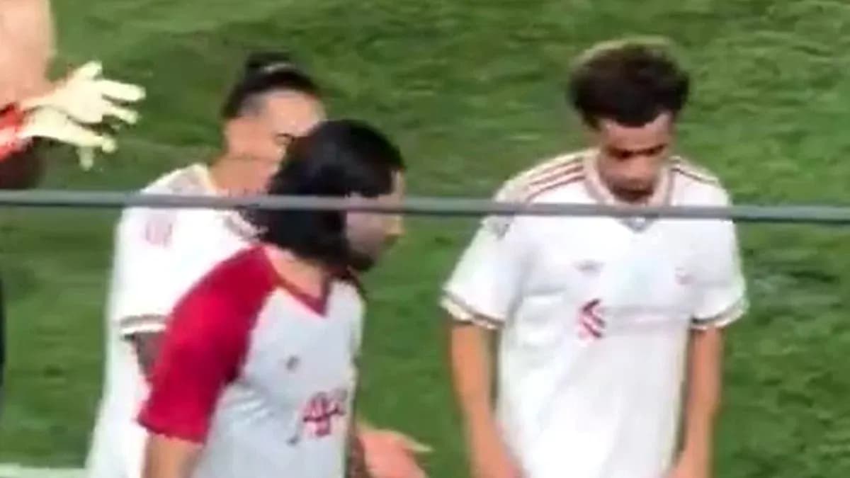 Futbolchilar o'yin maydonida bir-biriga yaqinlashmoqda Futbolchilar o'yin maydonida bir-biriga yaqinlashmoqda