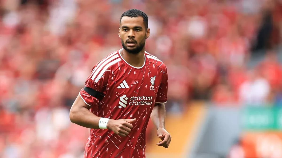 Futbolchi Liverpool formasi bilan maydonda harakatda Futbolchi Liverpool formasi bilan maydonda harakatda