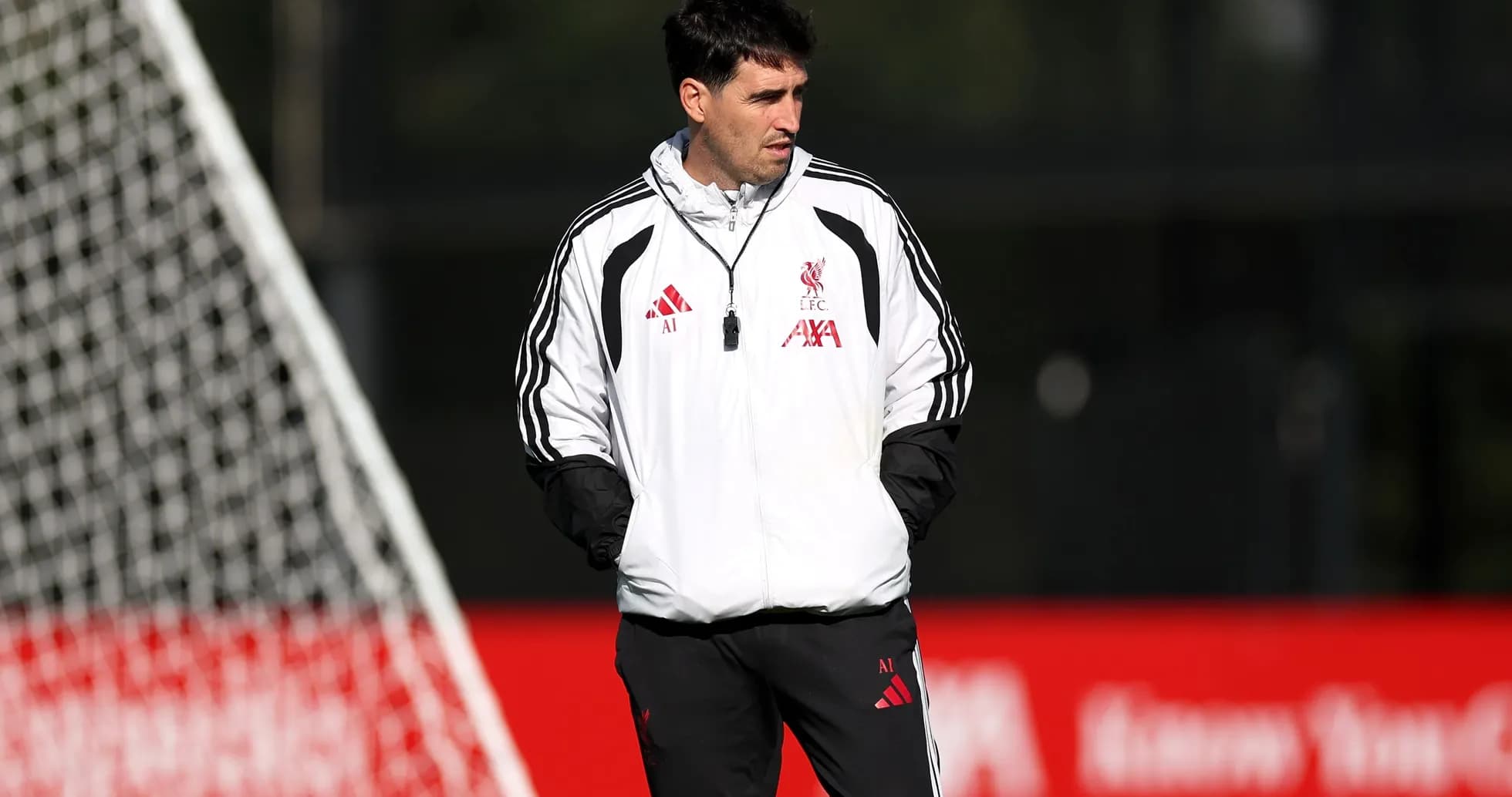 Menejer Liverpool treningda futbolchilarni kuzatmoqda Menejer Liverpool treningda futbolchilarni kuzatmoqda