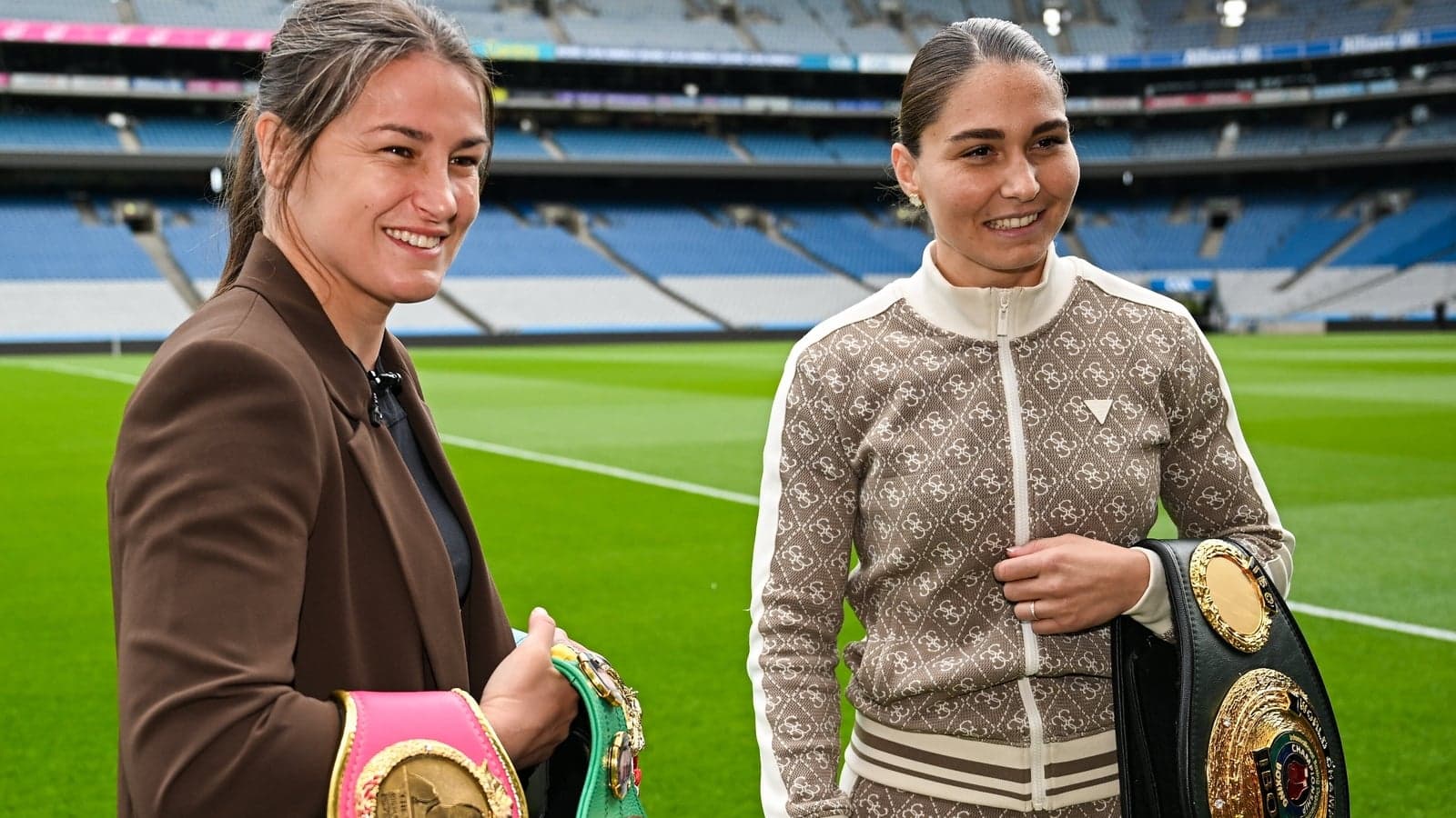 Ikkita bokschi chempion belgilari bilan stadionda Ikkita bokschi chempion belgilari bilan stadionda