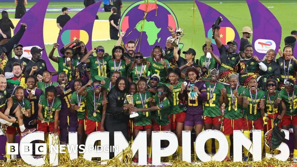 Kameroon ayollar futbol jamoasi chempionlik bilan tabriklanmoqda Kameroon ayollar futbol jamoasi chempionlik bilan tabriklanmoqda