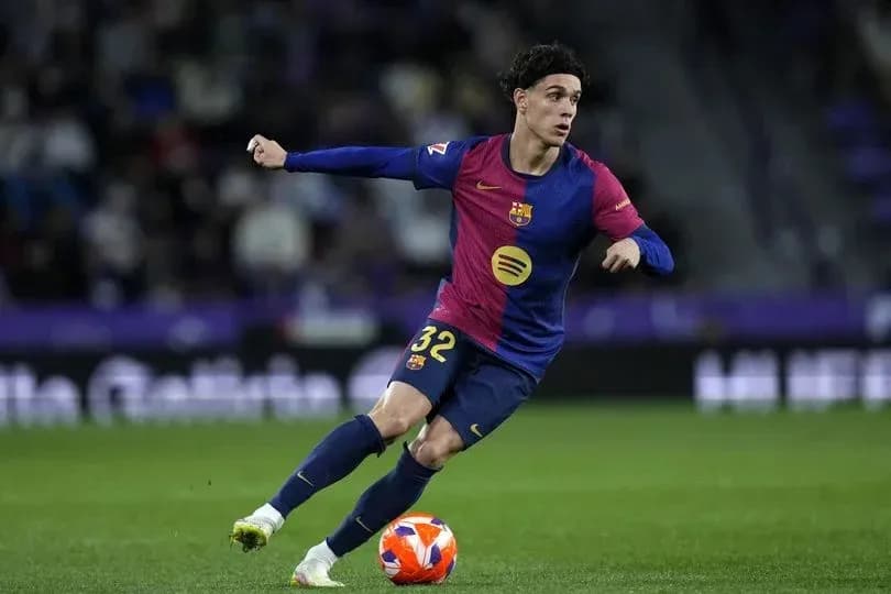 Futbolchi to'pni quchoq bilan haydab bormoqda Futbolchi to'pni quchoq bilan haydab bormoqda
