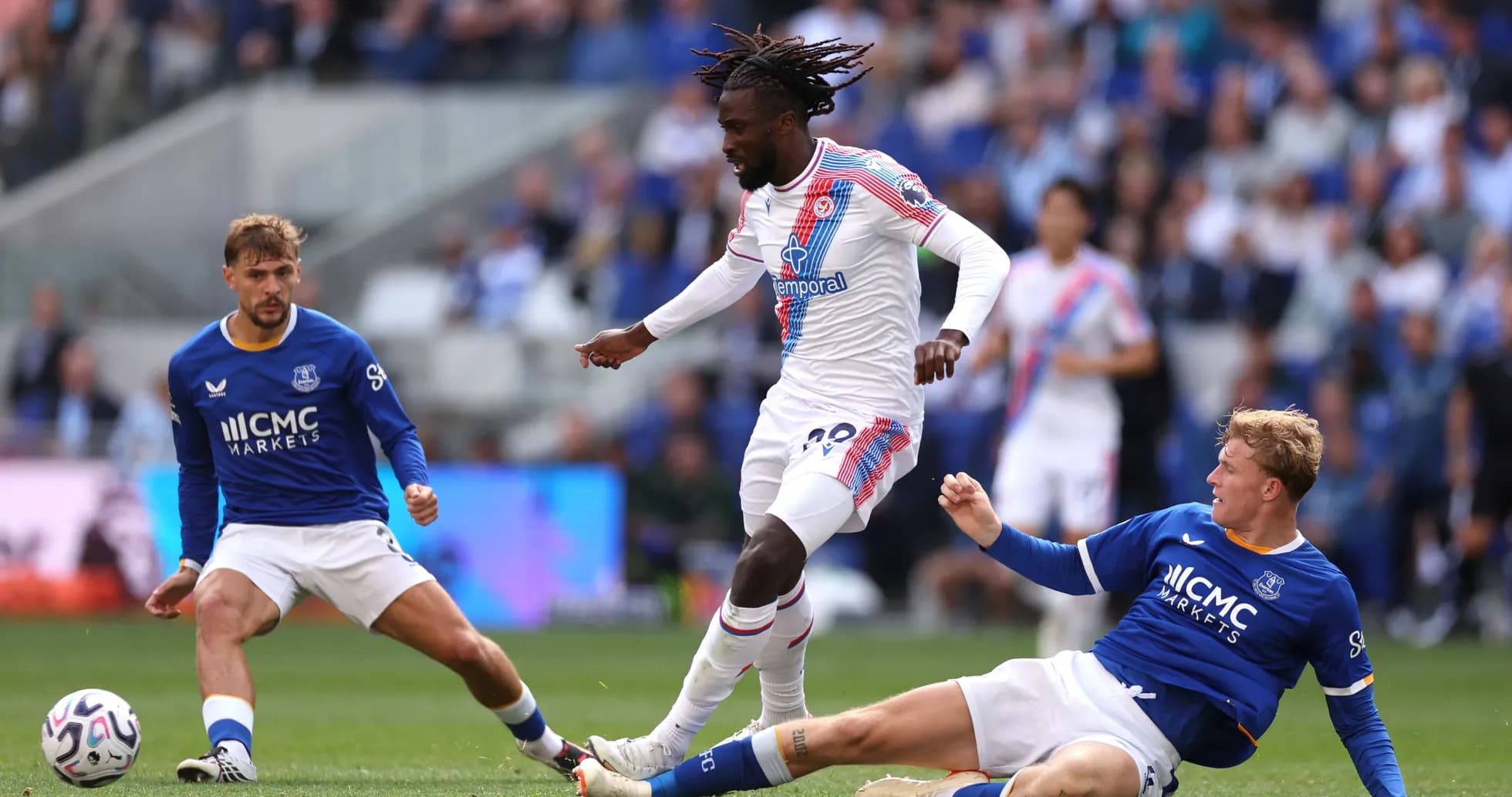 Oyinda raqibni o'tib ketayotgan futbolchi harakatda Oyinda raqibni o'tib ketayotgan futbolchi harakatda