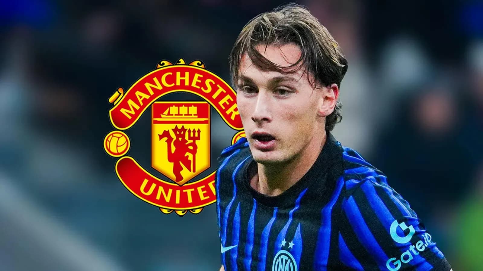 Futbolchi Manchester United logosi oldida harakatda Futbolchi Manchester United logosi oldida harakatda