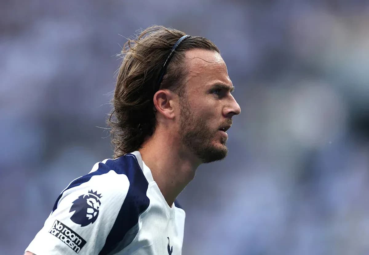 Futbolchi o'yin davomida maydonda harakatda Futbolchi o'yin davomida maydonda harakatda