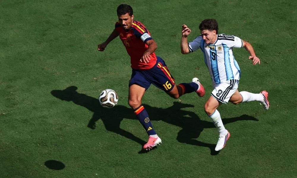 Ispaniya va Argentina futbolchilari to'pni quvlayapti Ispaniya va Argentina futbolchilari to'pni quvlayapti