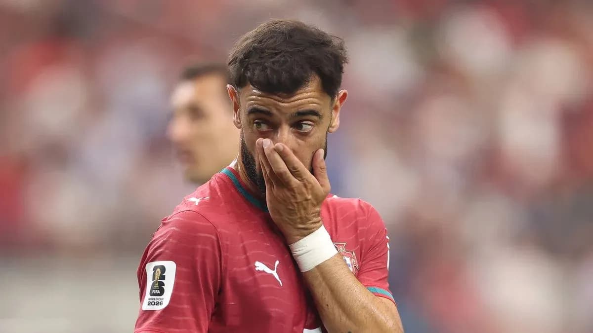 Futbolchi qo'lini yuziga bosib turibdi Futbolchi qo'lini yuziga bosib turibdi