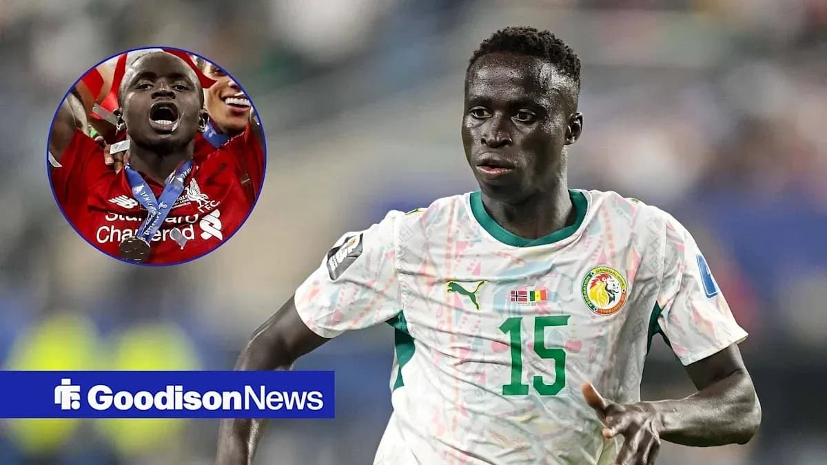 Futbolchi raqibga qarshi harakatda, Senegal formasi Futbolchi raqibga qarshi harakatda, Senegal formasi