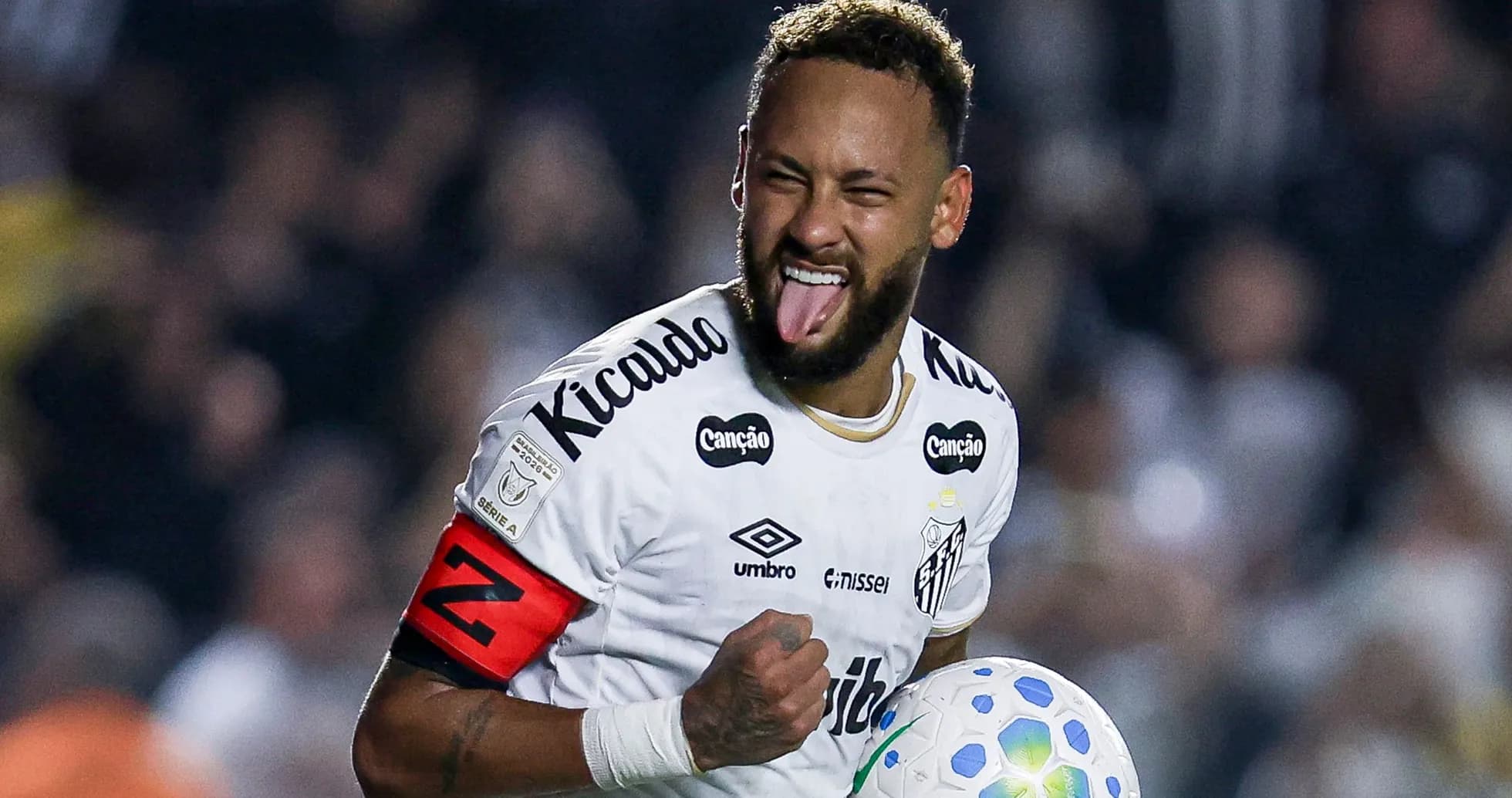 Futbolchi Neymar to'pni ushlab, quvonchda Futbolchi Neymar to'pni ushlab, quvonchda