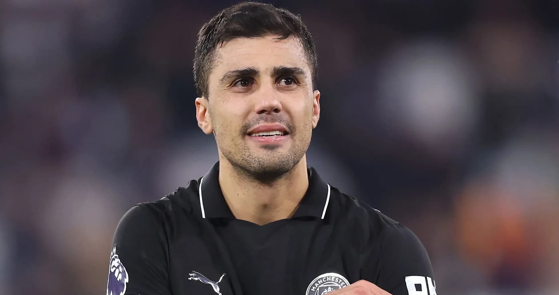 Futbolchi maydonda raqobatlashmoqda Futbolchi maydonda raqobatlashmoqda