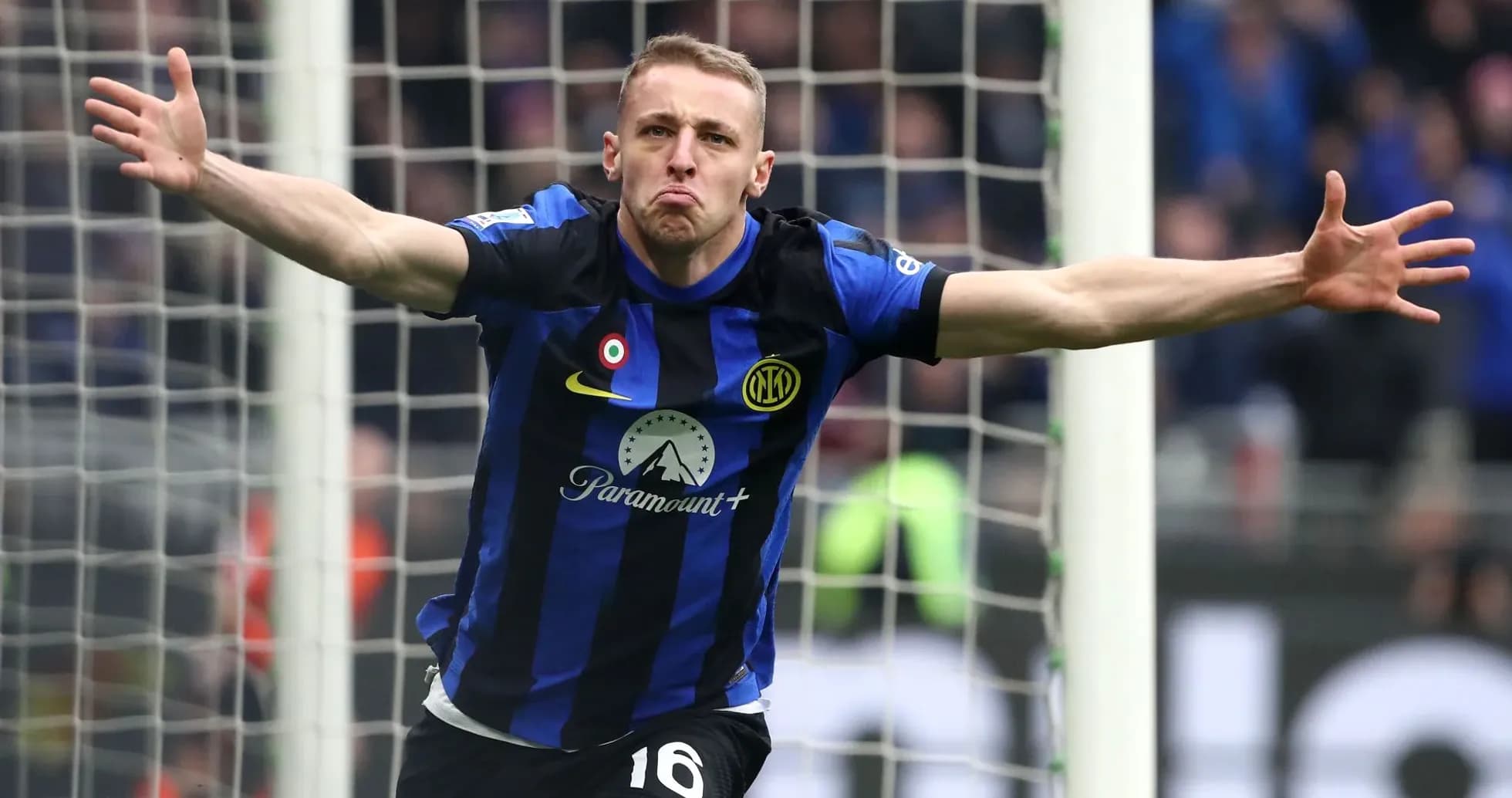 Futbolchi gol urganidan keyin nishonlayapti Futbolchi gol urganidan keyin nishonlayapti