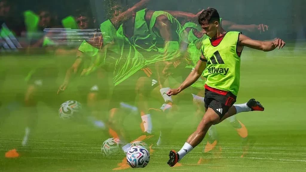 Futbolchi to'pni zarba berish harakatida Futbolchi to'pni zarba berish harakatida