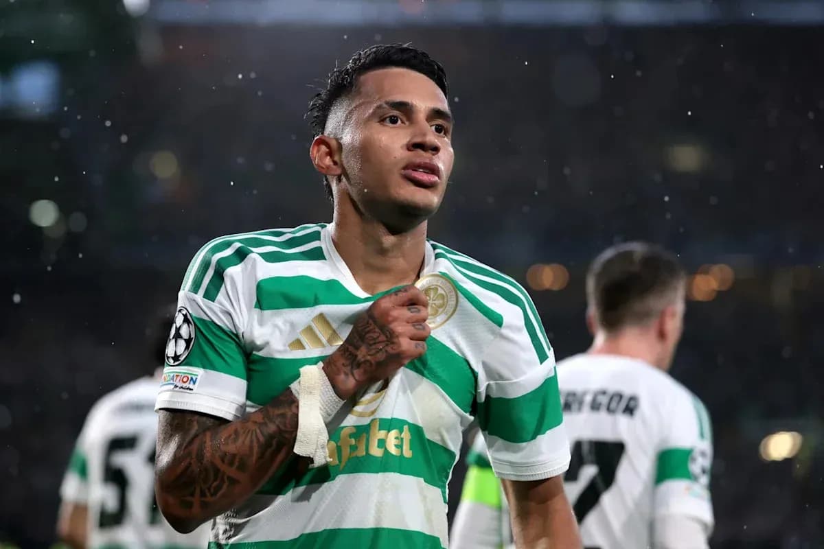 Futbolchi jamoa formasini kiygan, maydonda Futbolchi jamoa formasini kiygan, maydonda