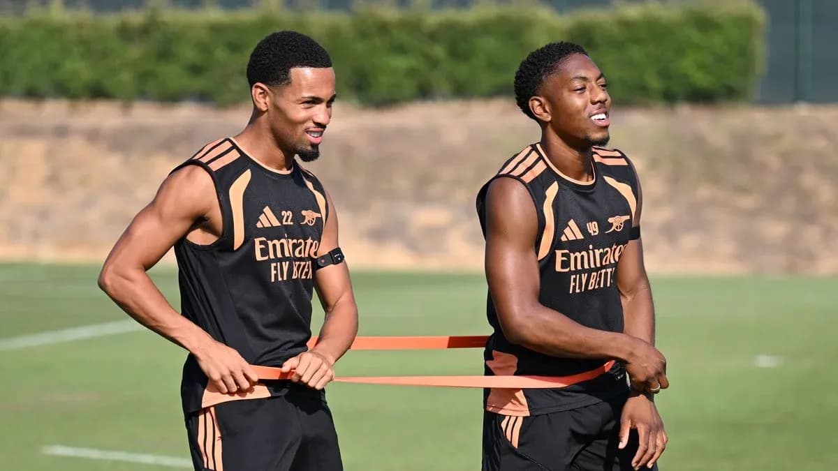 Ikkita futbolchi tayyorgarlik mashg'ulotida Ikkita futbolchi tayyorgarlik mashg'ulotida