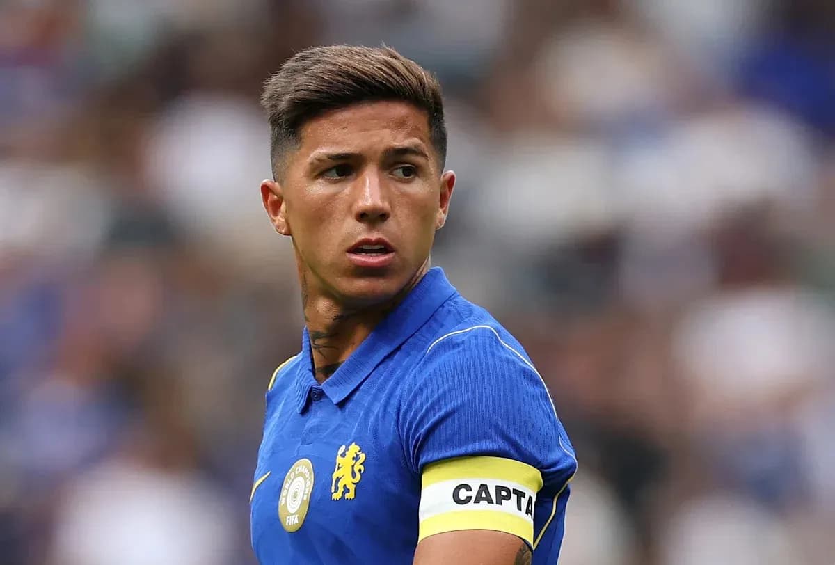 Futbolchi kapitan sifatida maydonda harakatda Futbolchi kapitan sifatida maydonda harakatda