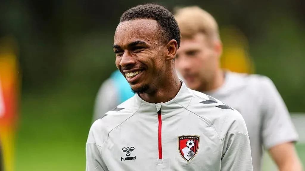 Futbolchi jamoa mashg'ulotida tabassum qilmoqda Futbolchi jamoa mashg'ulotida tabassum qilmoqda
