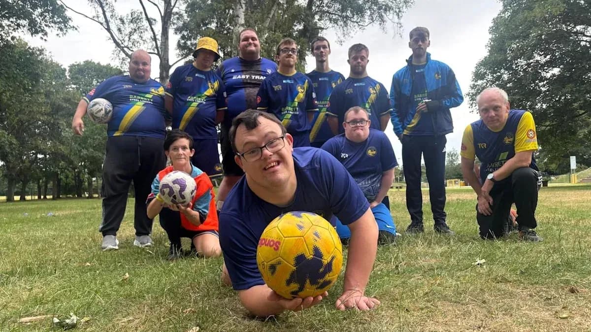 Jamoa futbol o'ynayotgan sportchilar guruhi Jamoa futbol o'ynayotgan sportchilar guruhi