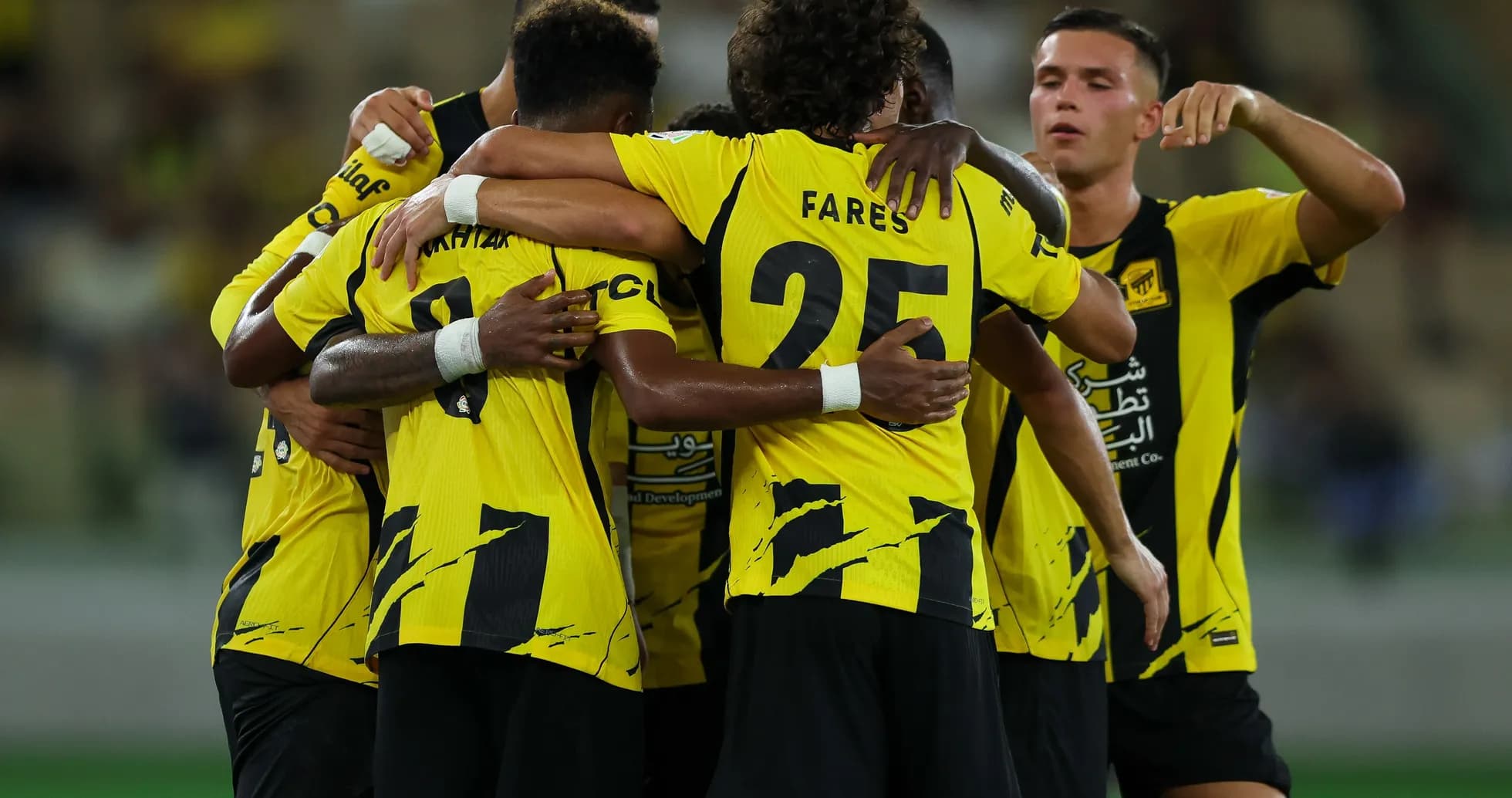 Futbolchilar g'alabadan so'ng bir-birini quchoqlamoqda Futbolchilar g'alabadan so'ng bir-birini quchoqlamoqda