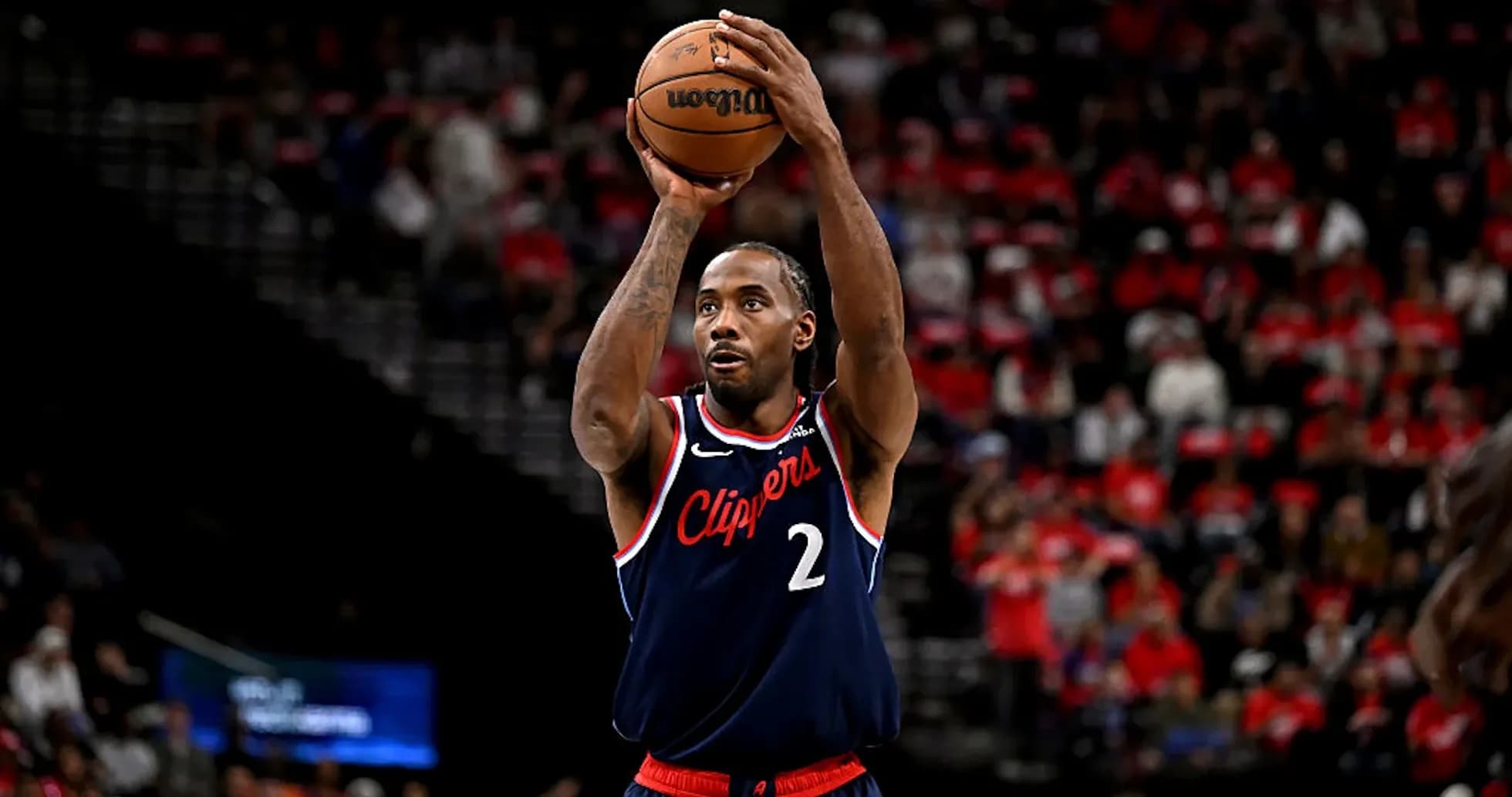 Kawhi Leonard shooting a basketball during game Kawhi Leonard shooting a basketball during game