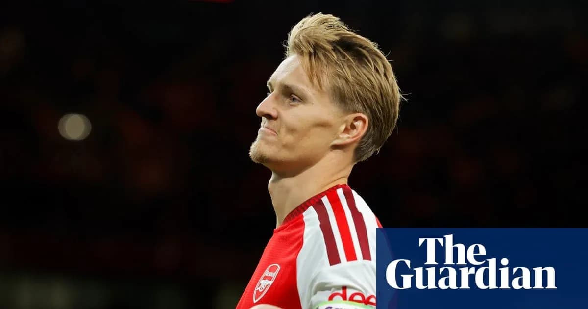 Futbolchi maydonida Arsenal formasida Futbolchi maydonida Arsenal formasida