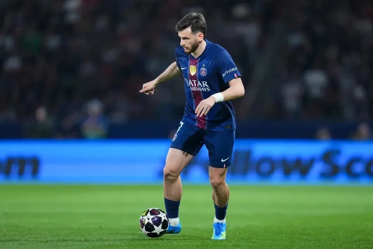 O'yinchi to'pni nazorat qilib yurmoqda, PSG formasida O'yinchi to'pni nazorat qilib yurmoqda, PSG formasida