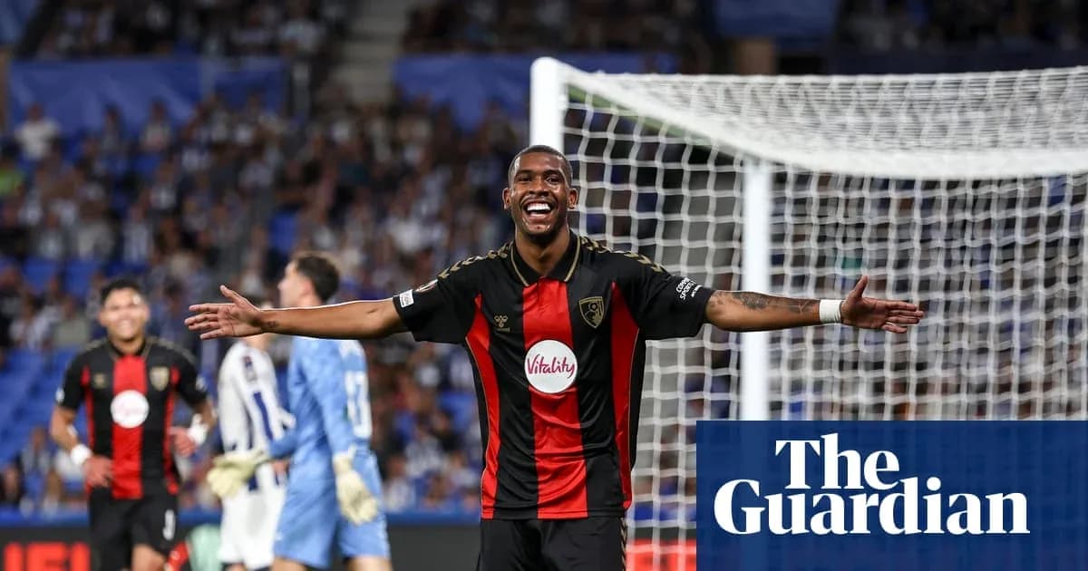 Futbolchi goli nishonlayotgan holda Futbolchi goli nishonlayotgan holda