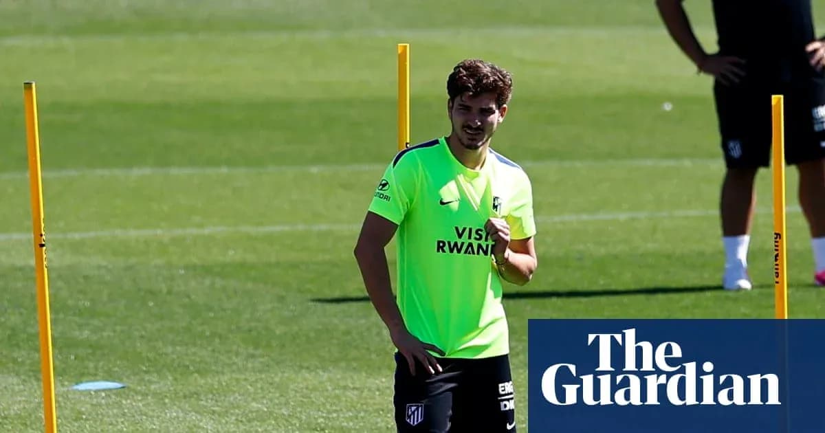 Futbolchi mashg'ulotda, rangli forma kiygan Futbolchi mashg'ulotda, rangli forma kiygan