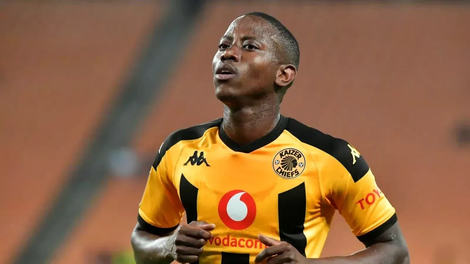 Futbolchi Kaizer Chiefs formasida o'yin davomida Futbolchi Kaizer Chiefs formasida o'yin davomida
