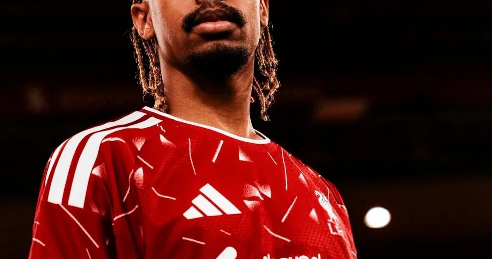 Futbolchi qizil forma kiygan holda turibdi Futbolchi qizil forma kiygan holda turibdi