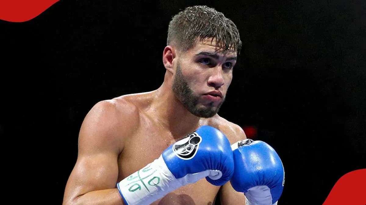 Bokschi ringida jang qilishga tayyor sportchi Bokschi ringida jang qilishga tayyor sportchi