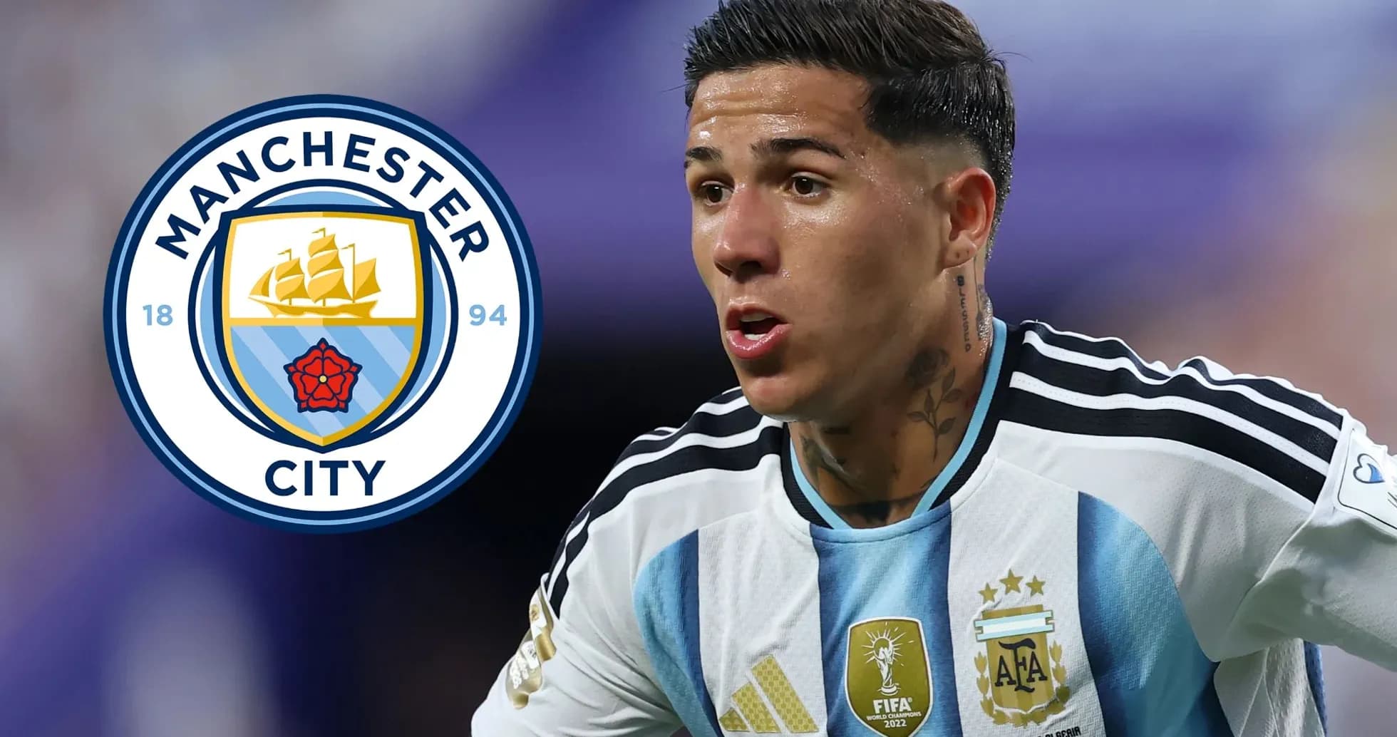 Futbolchi Manchester City formasida o'yin o'tkazmoqda Futbolchi Manchester City formasida o'yin o'tkazmoqda
