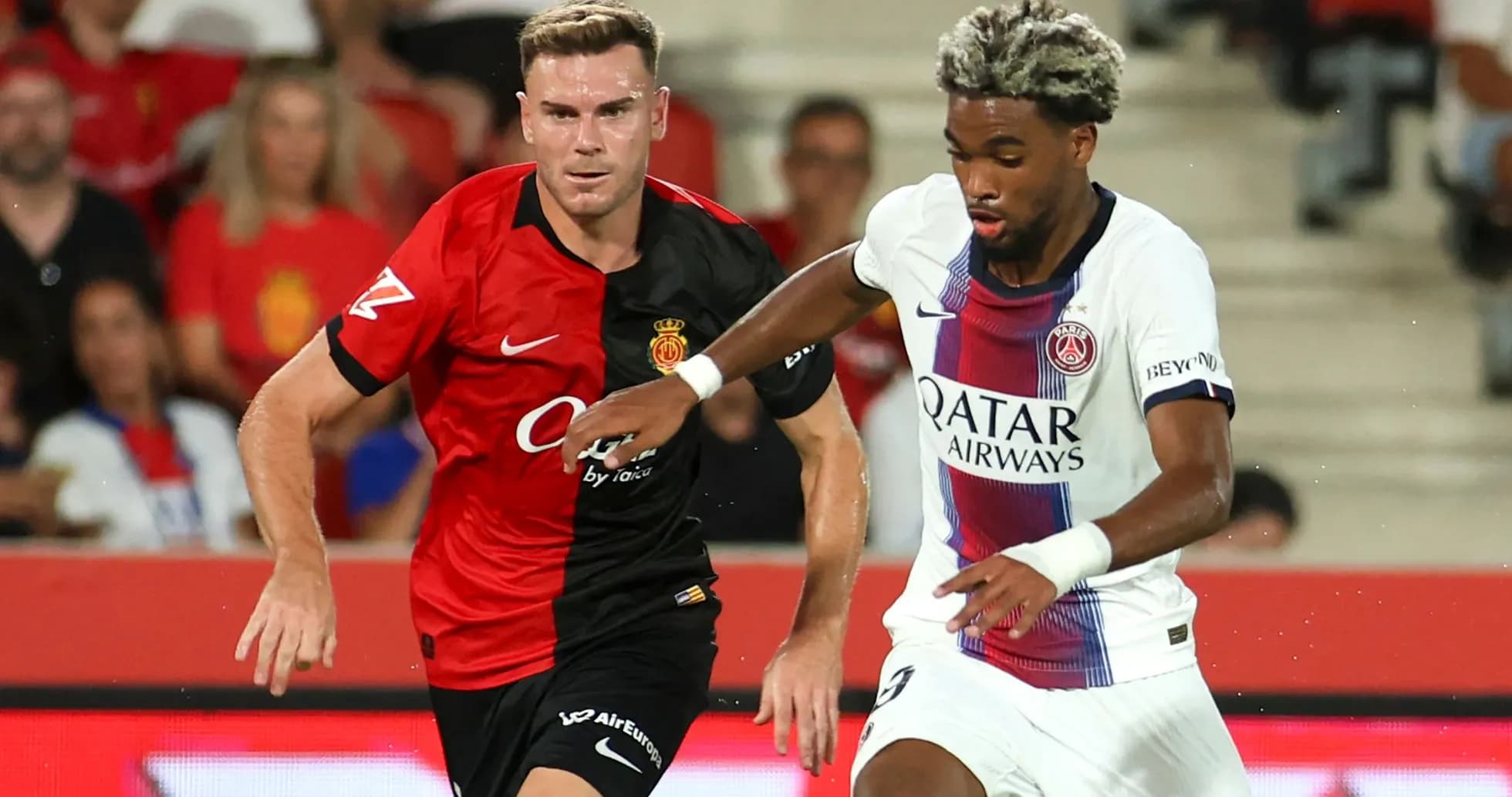 Dua futbolchi to'pni olib borayotgan payt Dua futbolchi to'pni olib borayotgan payt