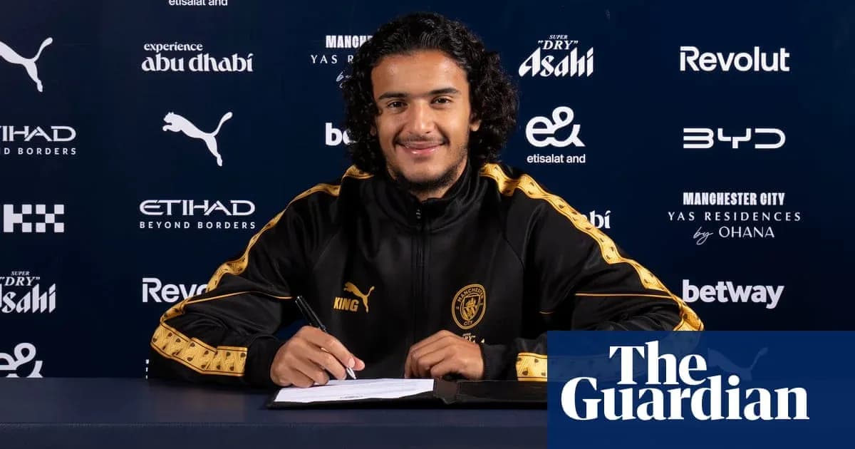 Yoshinori Muto signing contract at press conference Yoshinori Muto signing contract at press conference